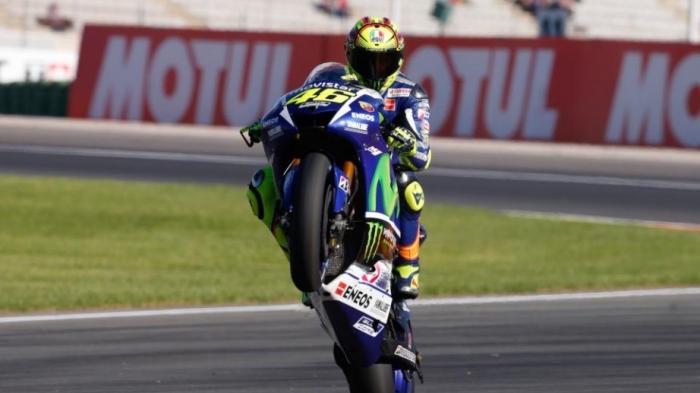 valentino-rossi-saat-latihan-di-valencia_20151107_150643