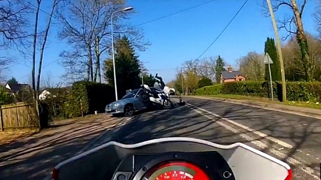 suzuki-gsx-r-in-smidsy-live-action-crash-video-79243-7